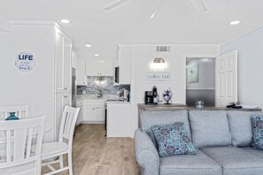 Living area - Summit 1 Bedroom | Beachfront | Family-Friendly (Panama City Beach)