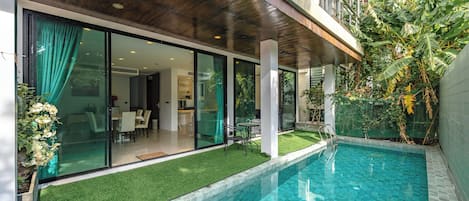 สระว่ายน้ำกลางแจ้ง