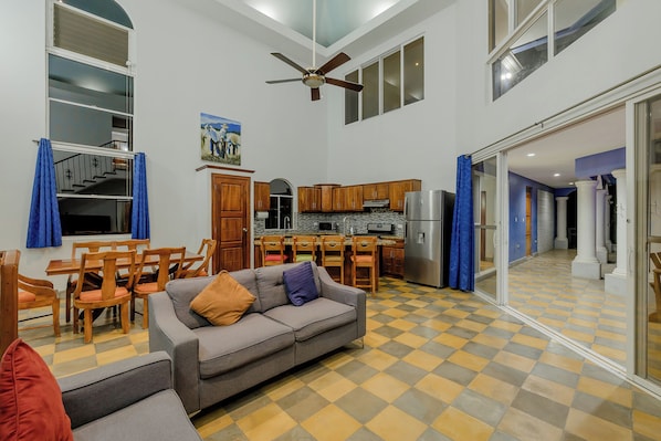 Royal House, 3 Bedrooms, Private Pool, Golf View | Living room | 40-inch Smart TV with cable channels