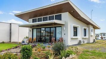 Vista frontal de la propiedad