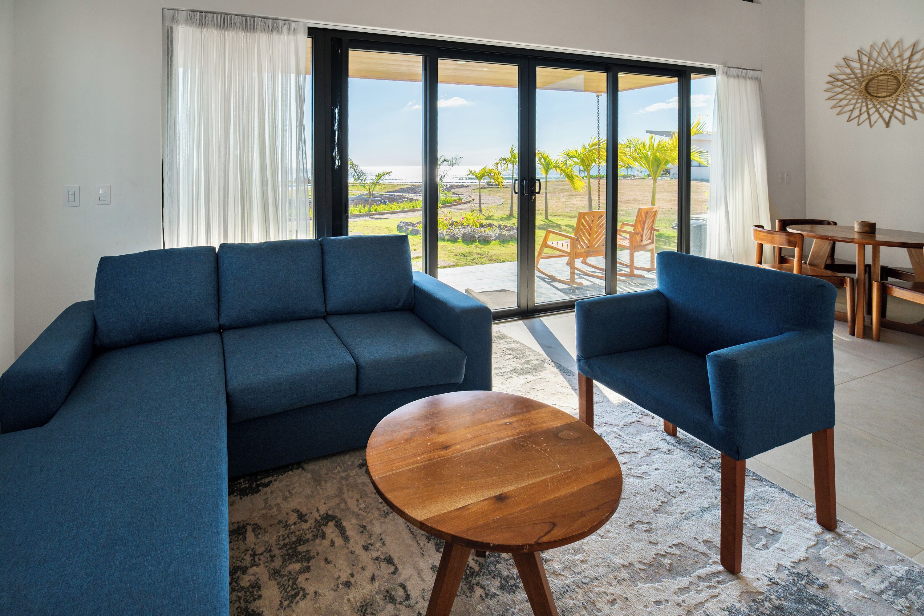 Perhetalo, 3 makuuhuonetta, patio, valtamerinäköala | Olohuone | 40–tuumainen äly-TV, jossa kaapelikanavat