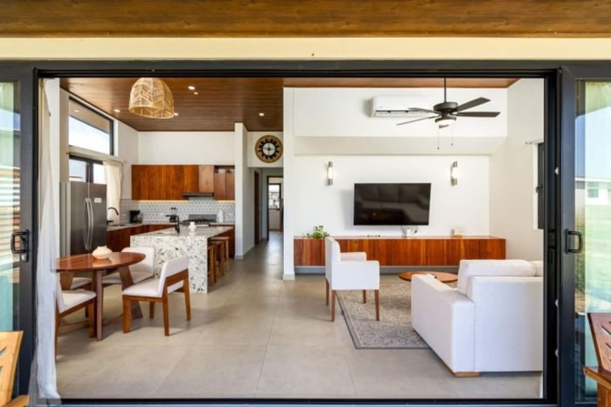 Rumah Klasik, 3 kamar tidur, pemandangan samudra, menghadap pantai | Ruang keluarga | Smart TV 40-inci dengan saluran TV kabel