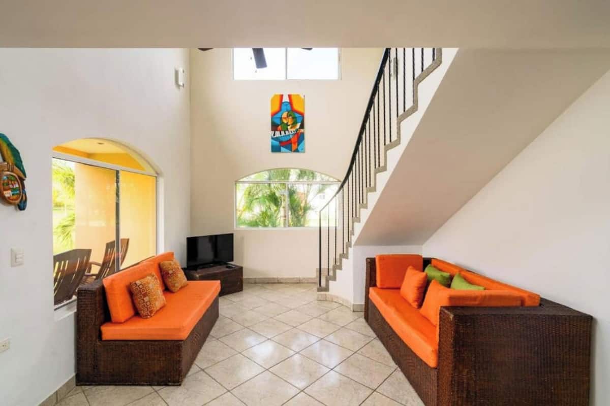 Family House, 3 Bedrooms, Garden View | Living room | 40-inch Smart TV with cable channels