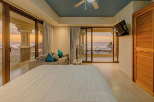 Habitación Deluxe doble, 1 cama de matrimonio con sofá cama, balcón, vistas al mar | Decoración individual, mobiliario individual, wifi gratis y ropa de cama