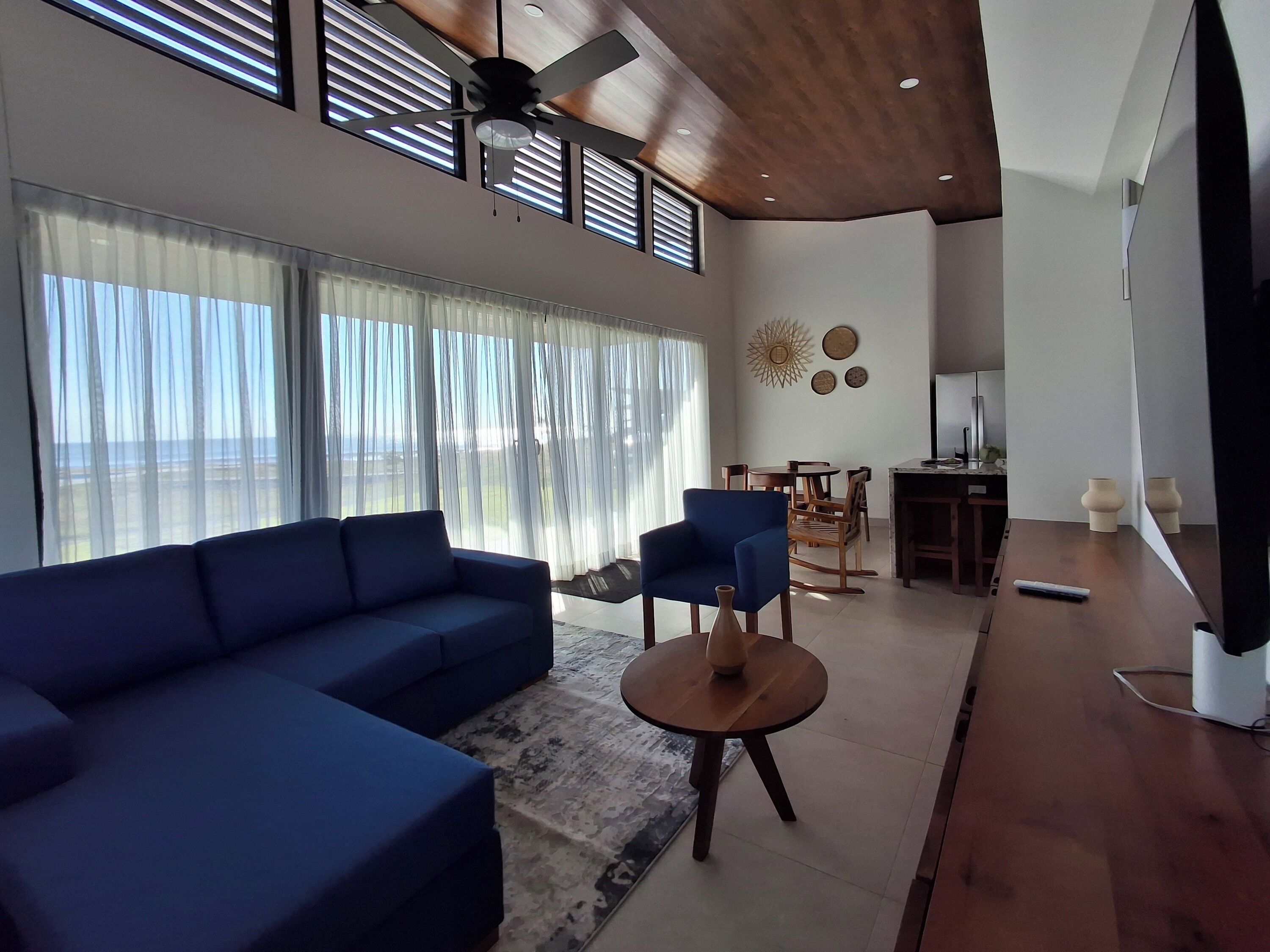 Familie huis, 3 slaapkamers, terras, uitzicht op zee | Woonkamer | Een 40-inch smart-tv met kabelzenders