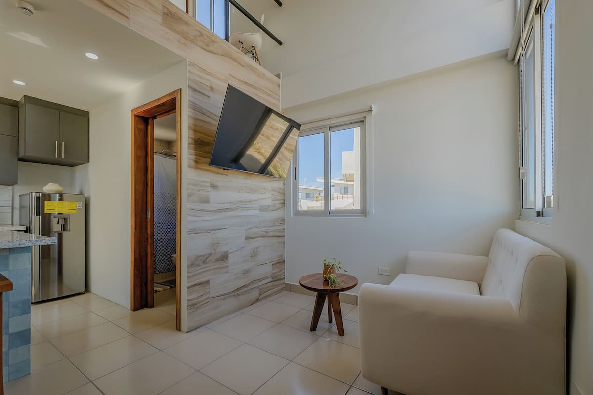 Comfort House, 1 Bedroom, Balcony | Living room | 40-inch Smart TV with cable channels