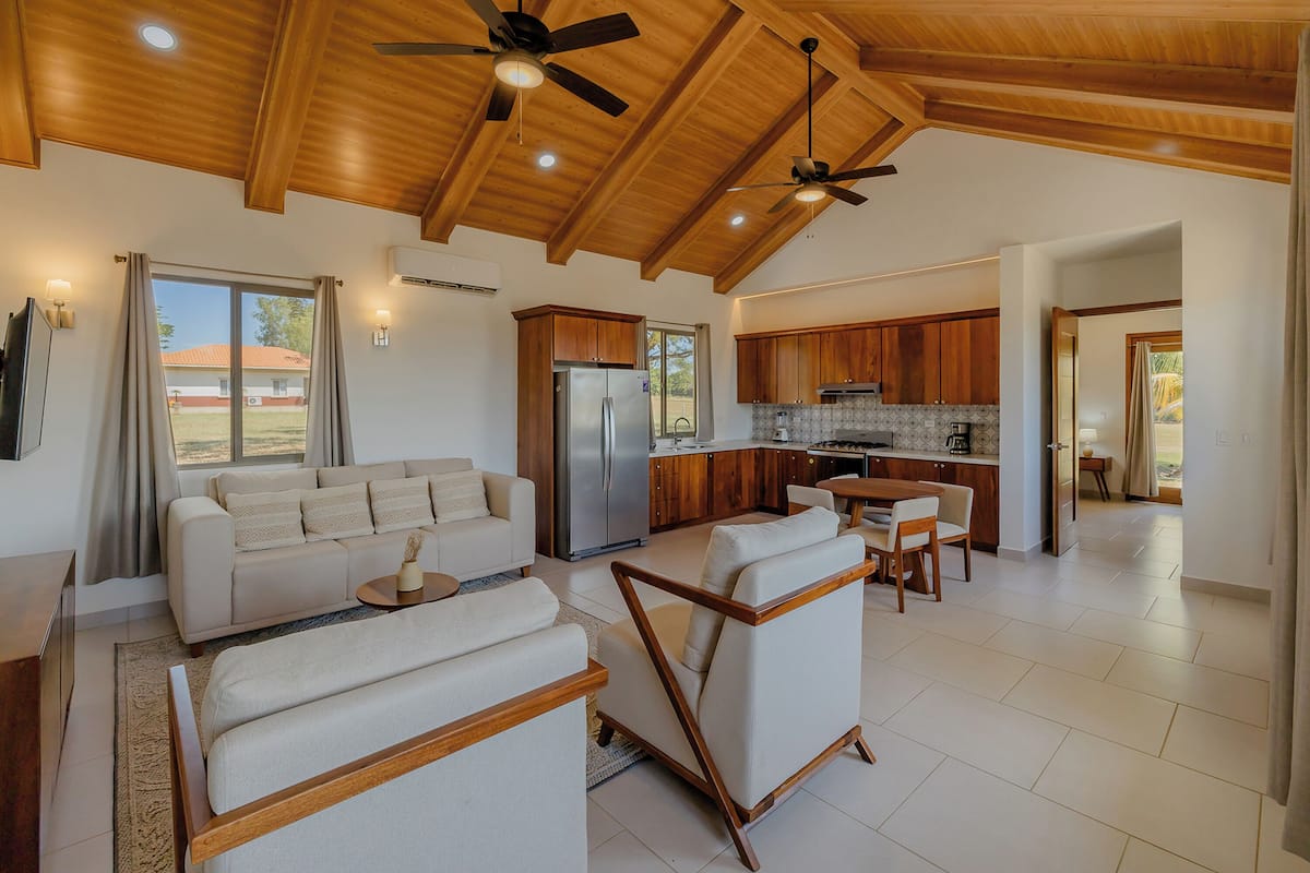 Comfort House, 2 Bedrooms, Patio, Garden View | Living room | 40-inch Smart TV with cable channels