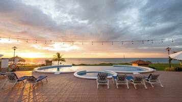 2 kolam renang terbuka