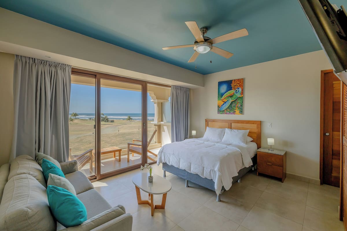 Signature Room, 1 Queen Bed with Sofa bed, Golf View | Individually decorated, individually furnished, laptop workspace
