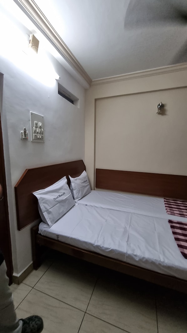 Classic Single Room | Desk, laptop workspace, free WiFi