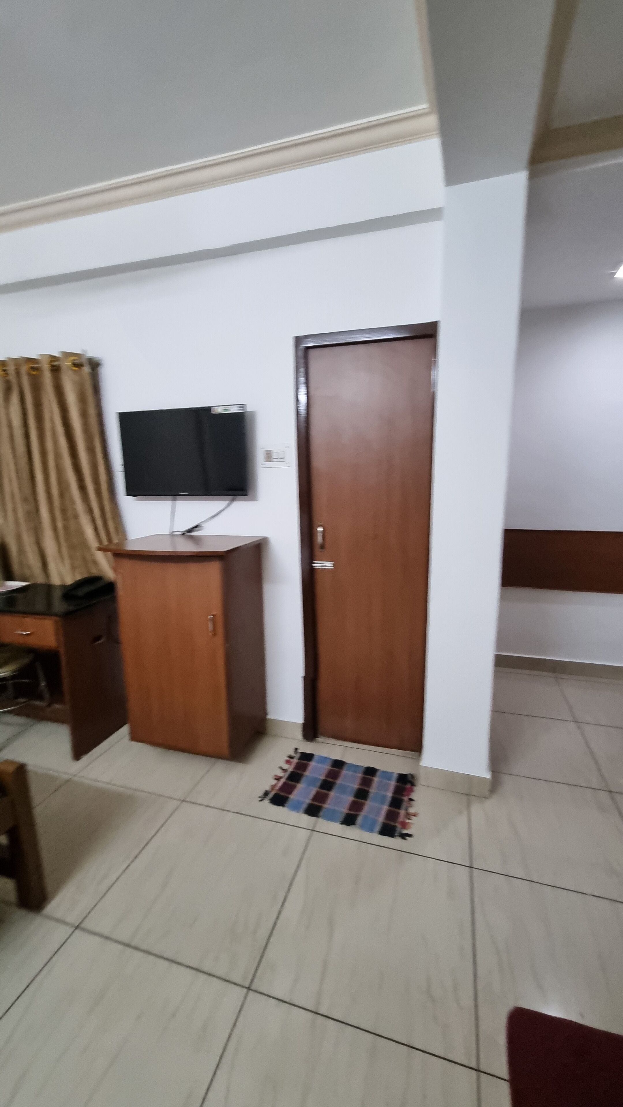 Escritorio, espacio para trabajar con laptop y wifi gratis 