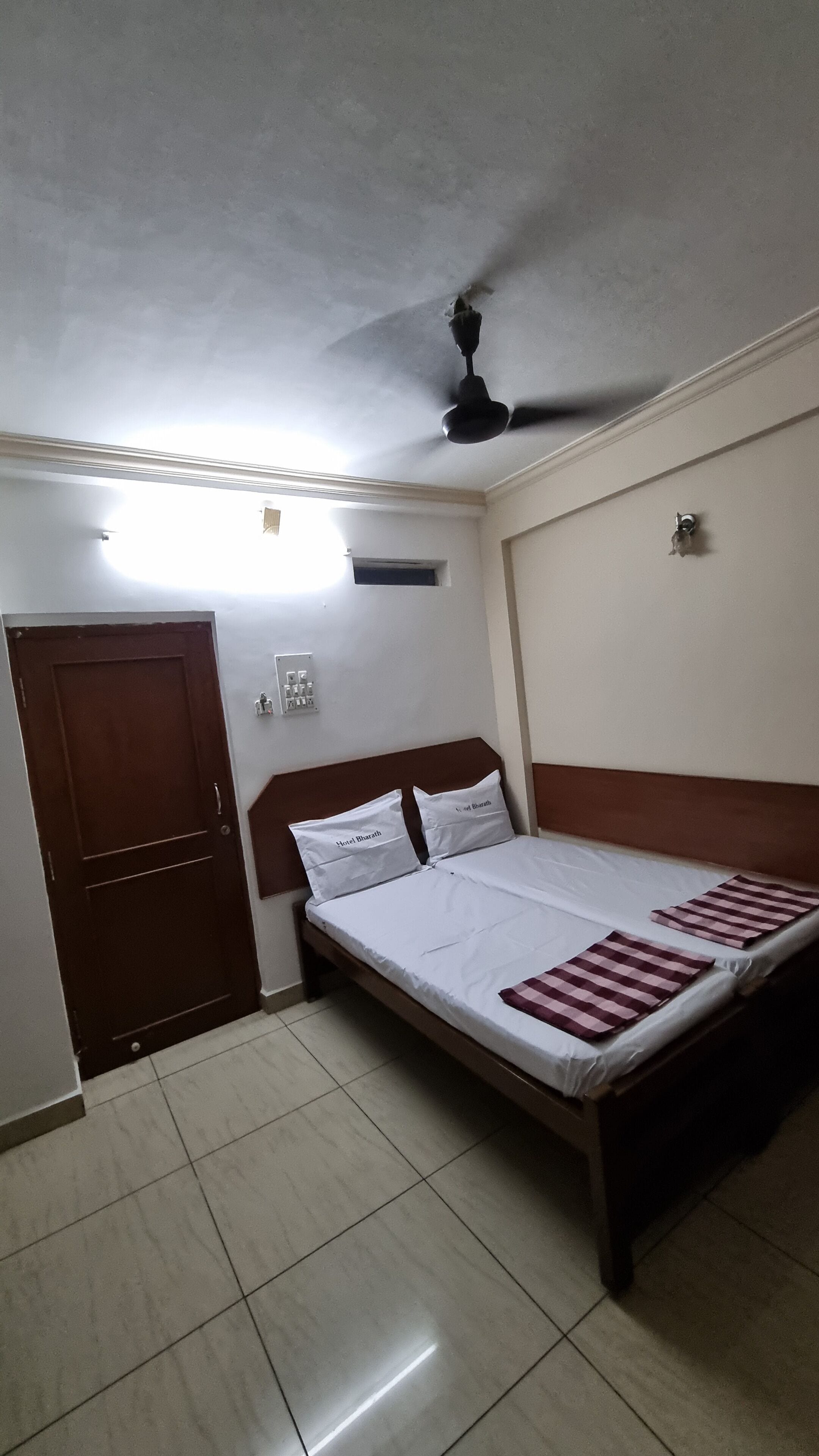 Habitación clásica con 1 cama matrimonial o 2 individuales | Escritorio, espacio para trabajar con laptop y wifi gratis 