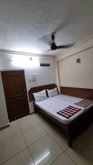 Klassieke kamer, 1 twee- of 2 eenpersoonsbedden | Een bureau, een laptopwerkplek, gratis wifi