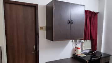 Habitación triple clásica | Área de sala de estar