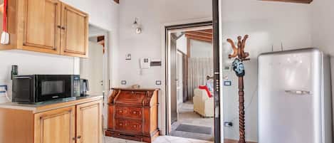 Family Apartment, 1 Bedroom, Microwave (Casa Rolè, Lake Maggiore Patio House) | Interior
