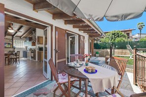 Outdoor dining - La Maison Dans Le Jardin (Dormelletto)