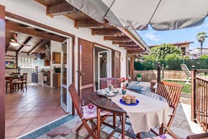 Apartamento familiar, 1 habitación, microondas (Casa Rolè, Lake Maggiore Patio House) | Restaurante al aire libre