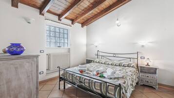 Appartamento familiare, 1 camera da letto (La Maison Dans Le Jardin) | 1 camera, ferro/asse da stiro, Wi-Fi gratuito, lenzuola