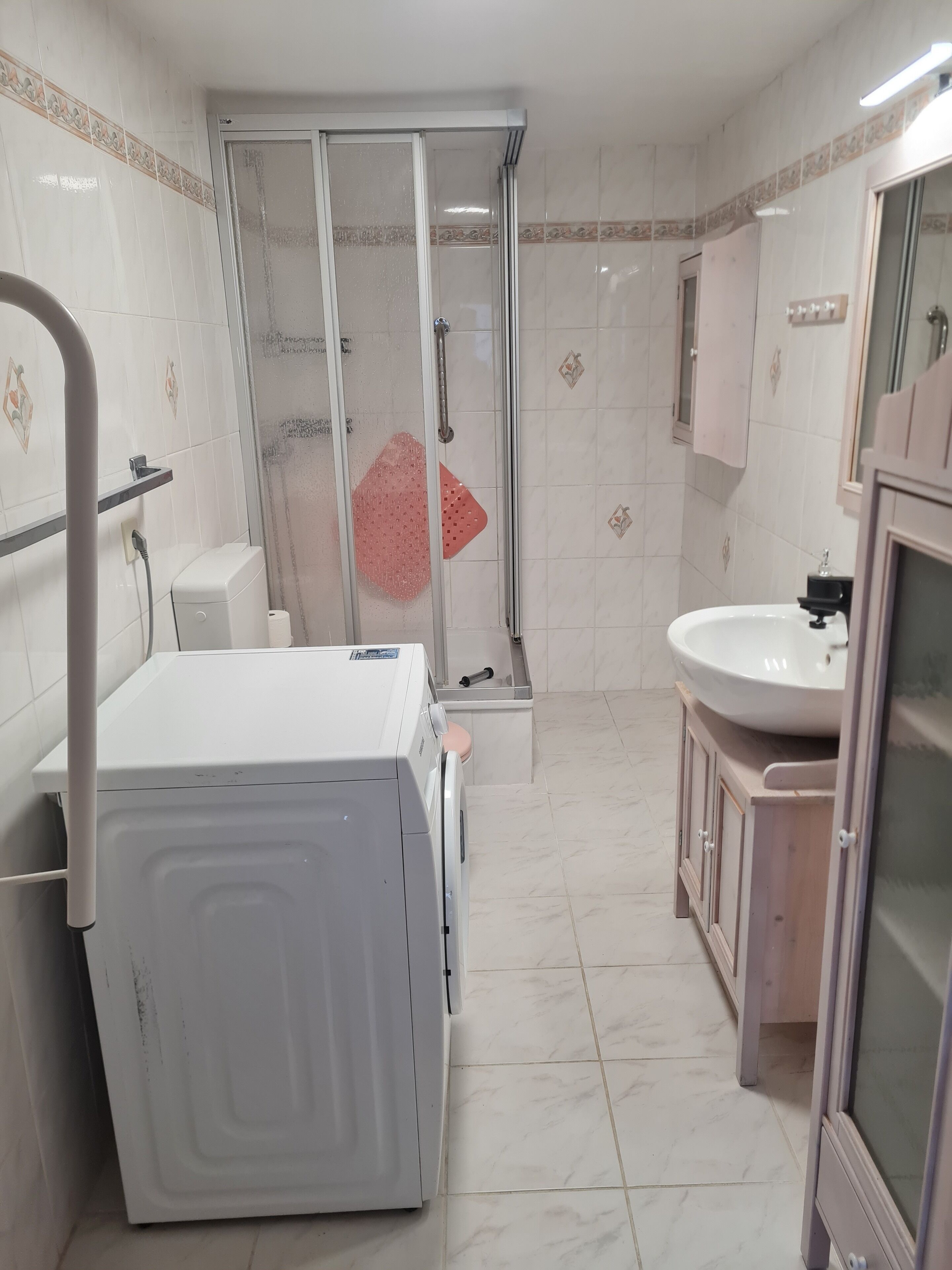 Doccia, asciugamani, sapone, shampoo