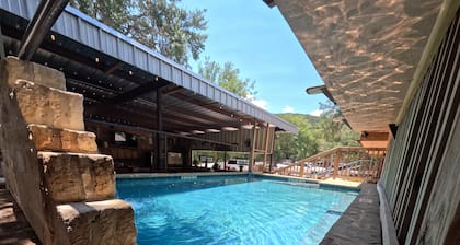Avie's Hideaway, Exclusive Private Riverfront @Vacation Frio River Room #1