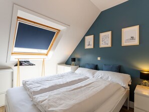 2 bedrooms, travel crib, free WiFi