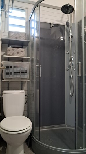 Sèche-cheveux, serviettes fournies, savon, papier toilette