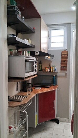 Micro-ondes, four, plaque de cuisson