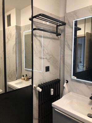 Een douche, een haardroger, handdoeken, zeep