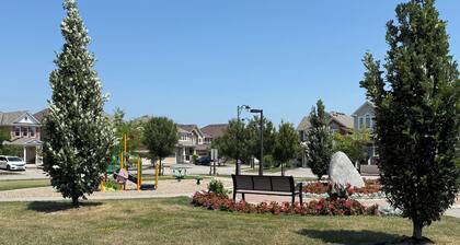 Elegant 2-bedroom townhome in Pickering with AC Free Wifi and Parking included
