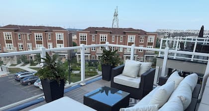 Elegant 2-bedroom townhome in Pickering with AC Free Wifi and Parking included