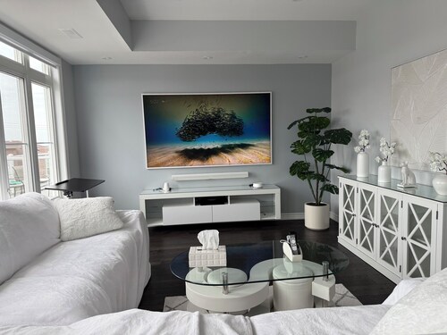 Elegant 2-bedroom townhome in Pickering with AC Free Wifi and Parking included