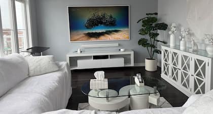 Elegant 2-bedroom townhome in Pickering with AC Free Wifi and Parking included