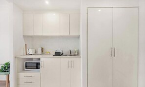 Mikrowelle, Herdplatte, Toaster, Kochgeschirr/Geschirr/Besteck