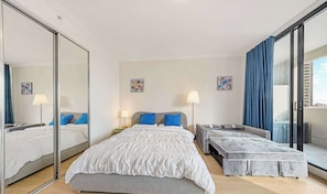 1 habitación, escritorio, tabla de planchar con plancha y wifi