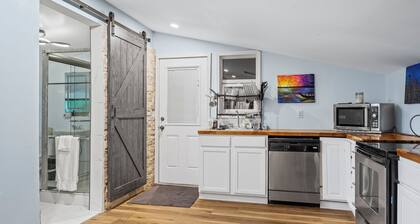 Fully Furnished 1-Bedroom Loft - The very best location
Two Person Jacuzzi Tub
