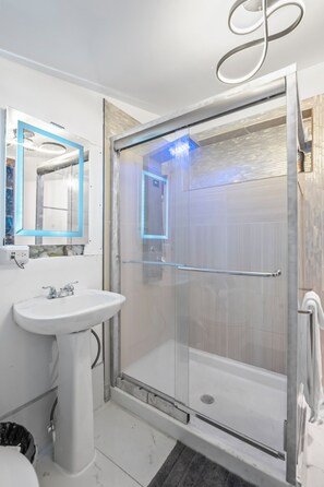 Shower, jetted tub, hair dryer, towels