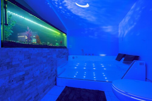  Fully Furnished 1-Bedroom Loft - The very best location
Two Person Jacuzzi Tub