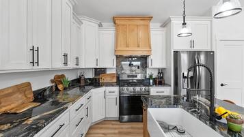 Fridge, oven, stovetop, dishwasher