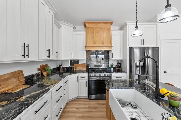 Fridge, oven, stovetop, dishwasher