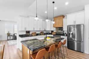 Fridge, oven, stovetop, dishwasher