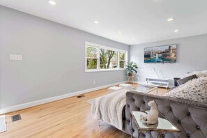 Smart TV - Upper Deck Modern Retreat (Arnold)