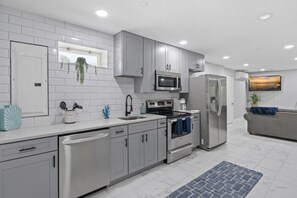 Refrigerador, microondas, horno, placa de cocina