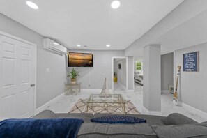 Smart TV - Lower Cove Modern Retreat (Arnold)