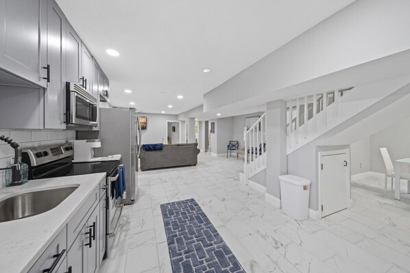 Refrigerador, microondas, horno, placa de cocina