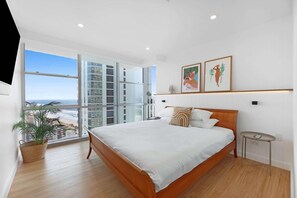 3 bedrooms, desk, iron/ironing board, WiFi - Surfers Paradise Stay with Resort-Style Amenities (Surfers Paradise)
