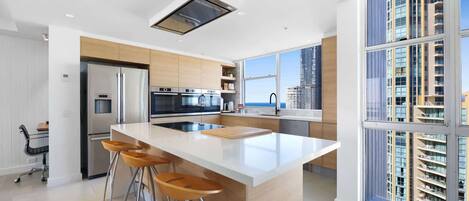 ثلاجة، ميكروويف، فرن، موقد طهي مسطح