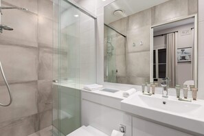 Shower, hair dryer, towels, shampoo - Spacious Inner-City House with Balcony Views (Millers Point)