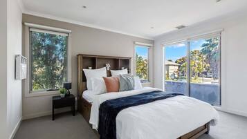 4 bedrooms, desk, iron/ironing board, WiFi