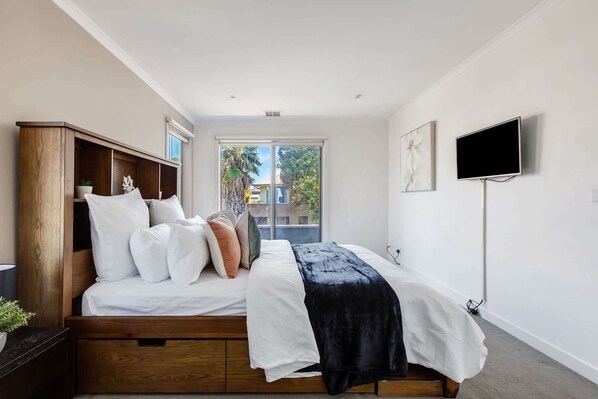 4 bedrooms, desk, iron/ironing board, WiFi