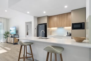 Frigorifero, microonde, forno, piano cottura